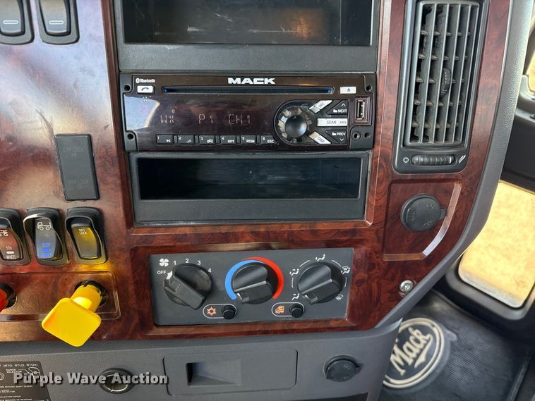 image for item FC2299 2018 Mack CHU613 semi truck