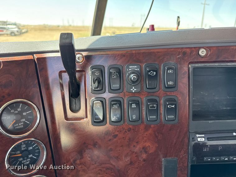 image for item FC2299 2018 Mack CHU613 semi truck