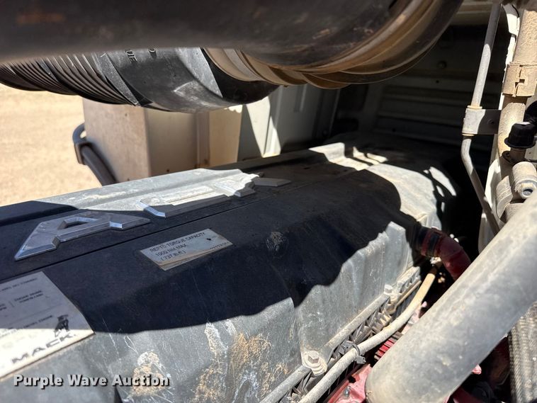 image for item FC2299 2018 Mack CHU613 semi truck
