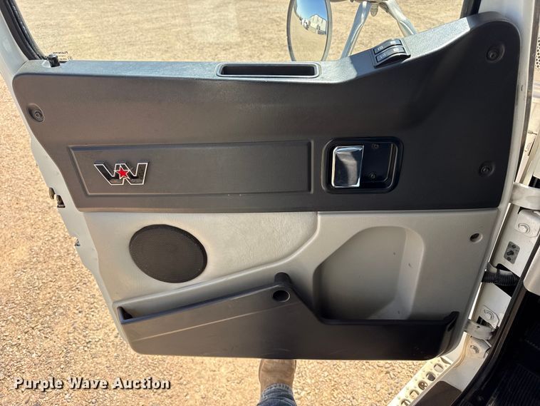image for item FC2301 2017 Western Star 4900SF glider semi truck