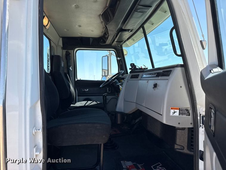 image for item FC2301 2017 Western Star 4900SF glider semi truck
