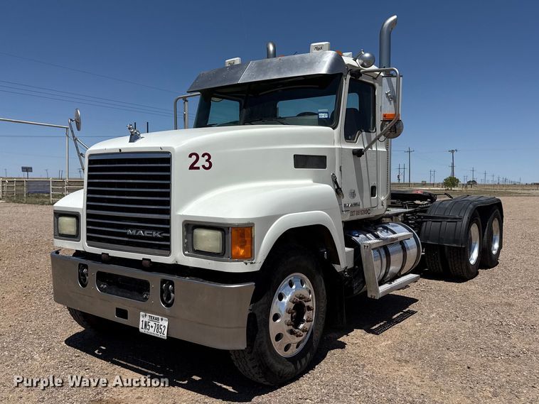 image for item FC2303 2014 Mack CHU613 semi truck