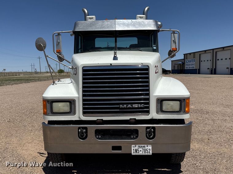 image for item FC2303 2014 Mack CHU613 semi truck