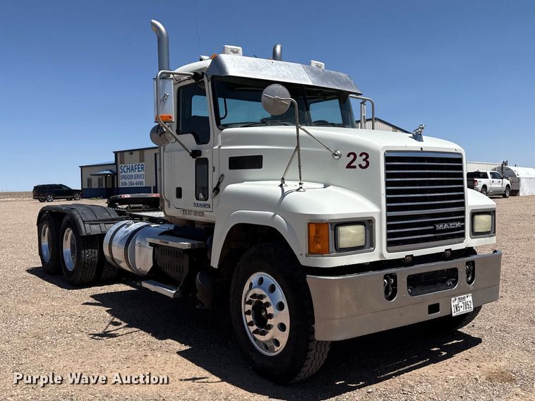 image for item FC2303 2014 Mack CHU613 semi truck