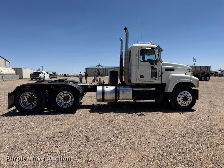 image for item FC2303 2014 Mack CHU613 semi truck