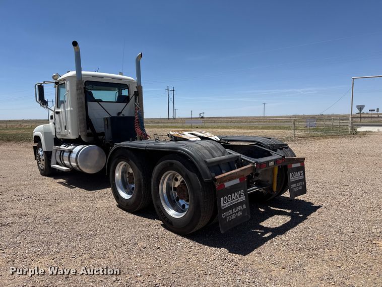 image for item FC2303 2014 Mack CHU613 semi truck