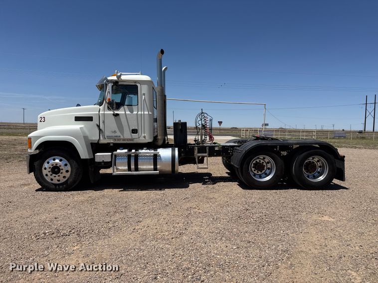 image for item FC2303 2014 Mack CHU613 semi truck