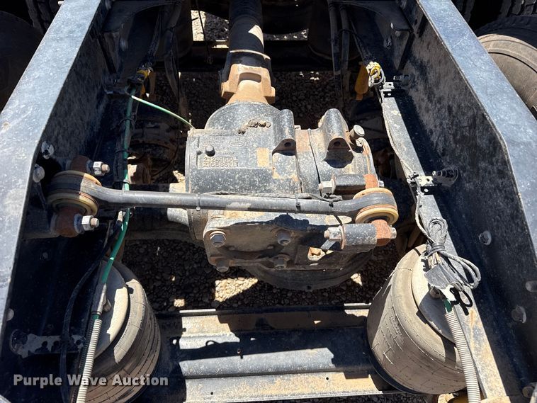 image for item FC2303 2014 Mack CHU613 semi truck