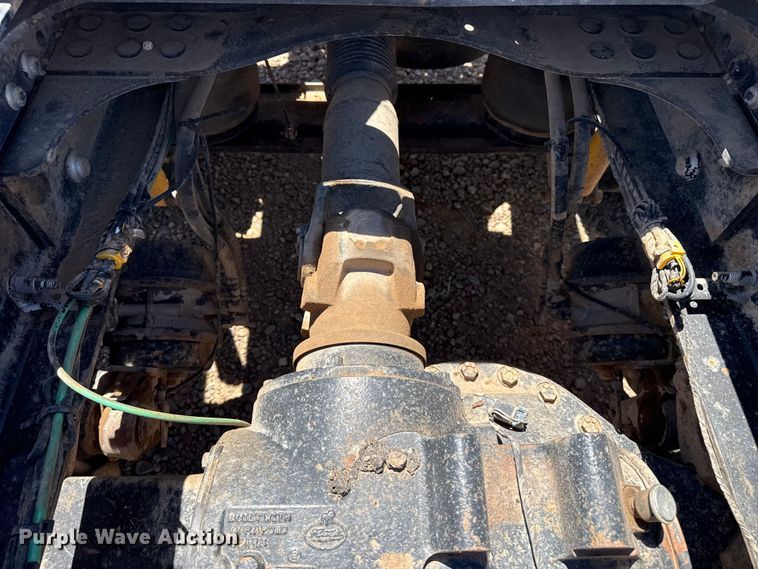 image for item FC2303 2014 Mack CHU613 semi truck