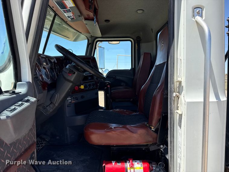 image for item FC2303 2014 Mack CHU613 semi truck