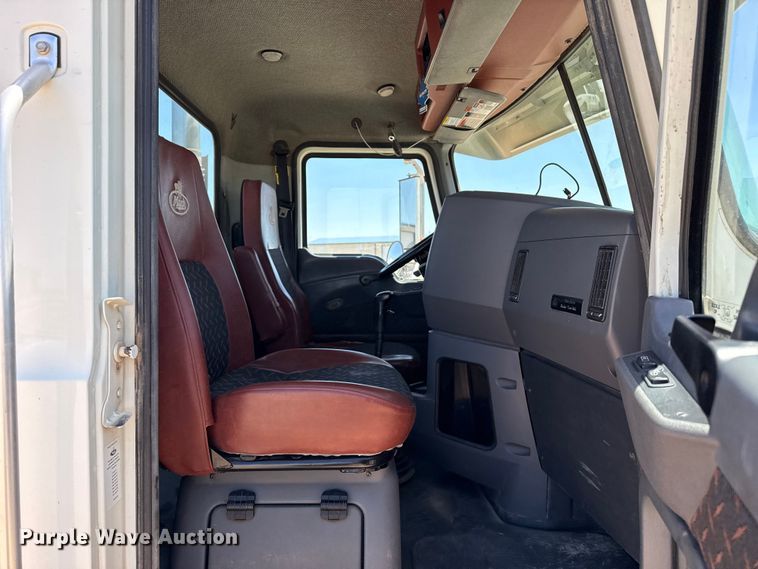 image for item FC2303 2014 Mack CHU613 semi truck