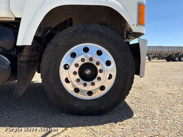 image for item FC2303 2014 Mack CHU613 semi truck