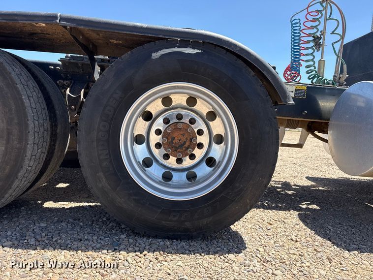 image for item FC2303 2014 Mack CHU613 semi truck