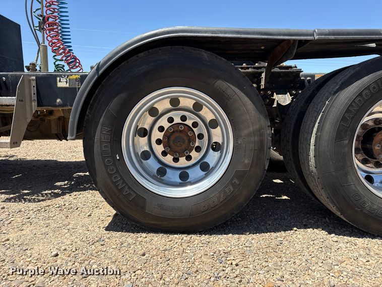 image for item FC2303 2014 Mack CHU613 semi truck