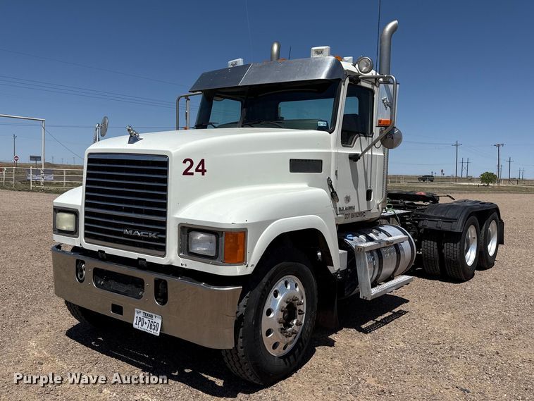 image for item FC2305 2015 Mack CHU613 semi truck