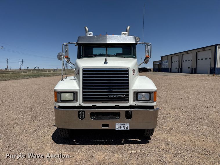 image for item FC2305 2015 Mack CHU613 semi truck