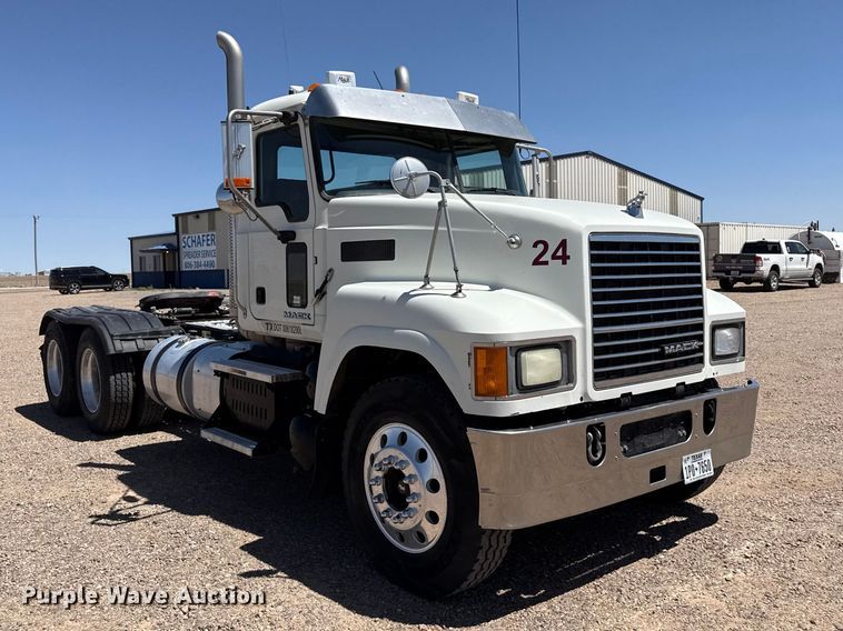 image for item FC2305 2015 Mack CHU613 semi truck