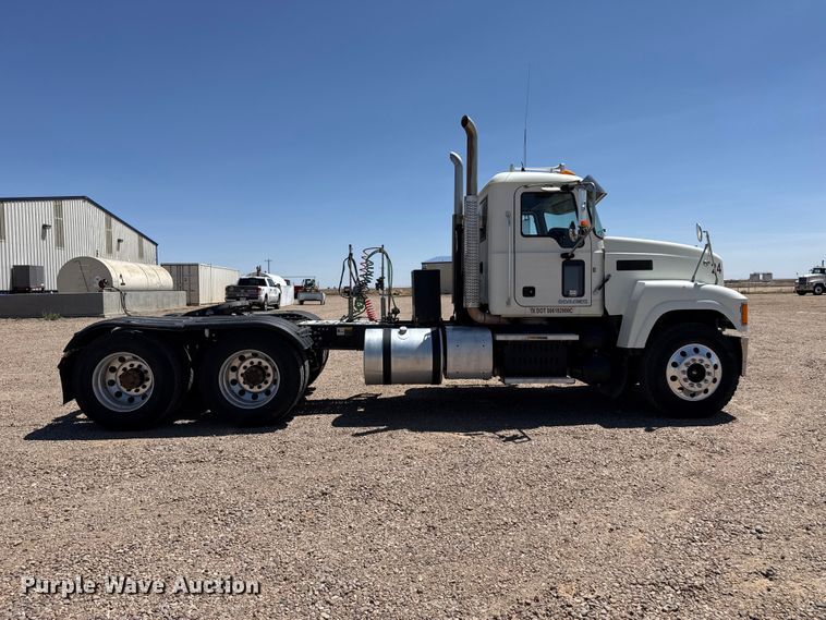 image for item FC2305 2015 Mack CHU613 semi truck