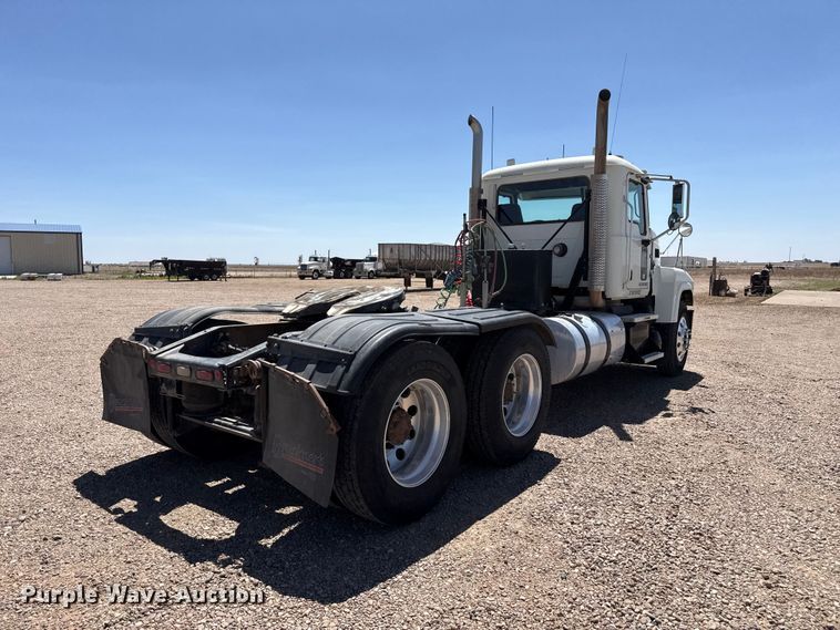 image for item FC2305 2015 Mack CHU613 semi truck