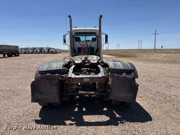 image for item FC2305 2015 Mack CHU613 semi truck