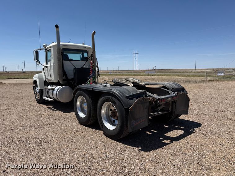 image for item FC2305 2015 Mack CHU613 semi truck