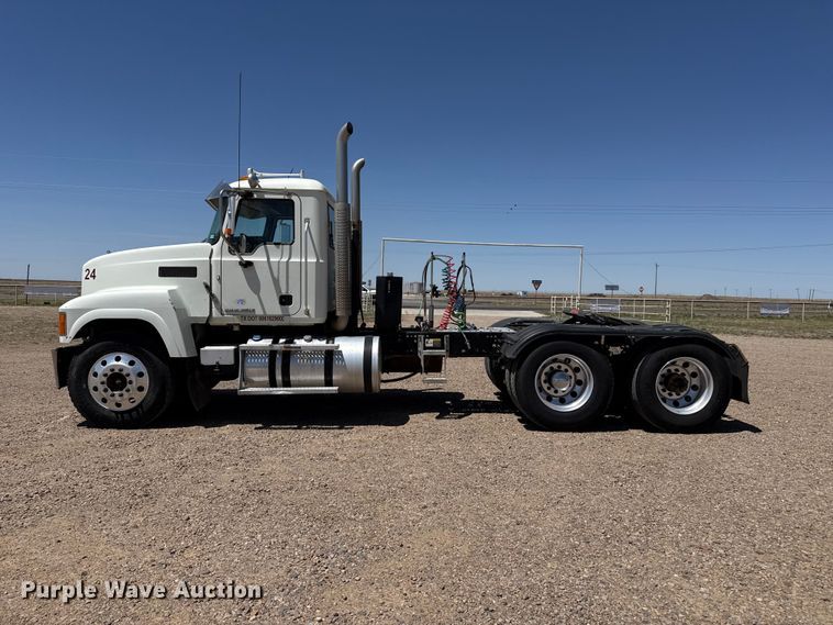 image for item FC2305 2015 Mack CHU613 semi truck