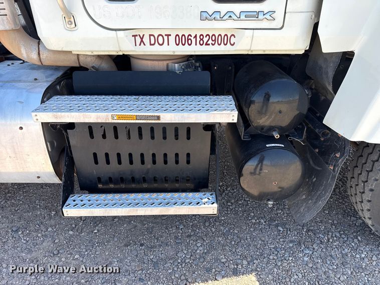 image for item FC2305 2015 Mack CHU613 semi truck