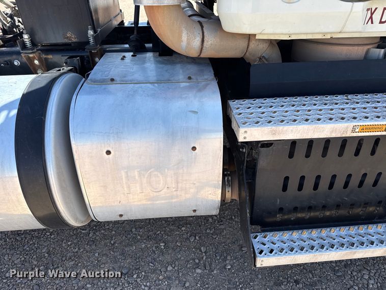 image for item FC2305 2015 Mack CHU613 semi truck