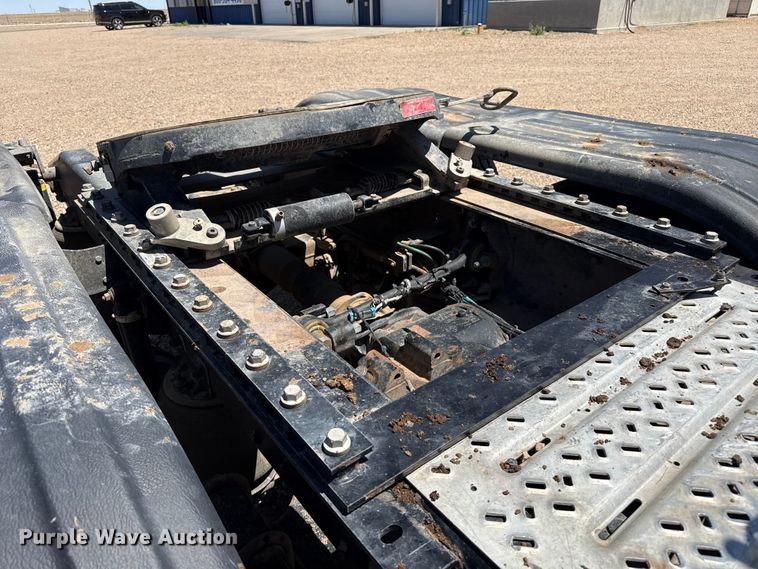 image for item FC2305 2015 Mack CHU613 semi truck