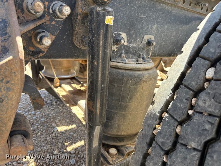 image for item FC2305 2015 Mack CHU613 semi truck