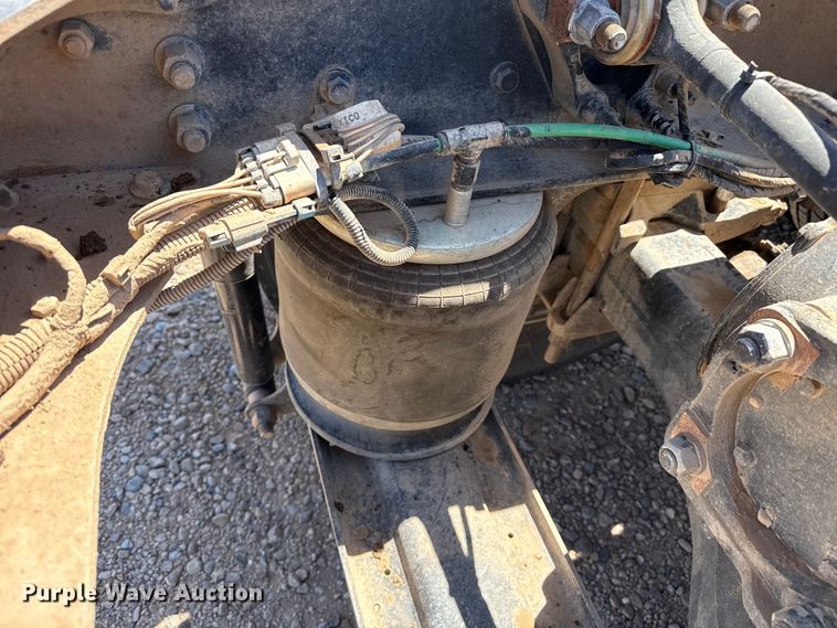 image for item FC2305 2015 Mack CHU613 semi truck