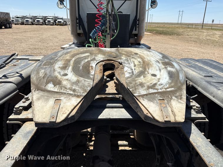 image for item FC2305 2015 Mack CHU613 semi truck