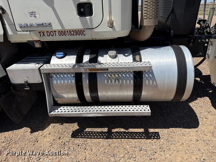 image for item FC2305 2015 Mack CHU613 semi truck