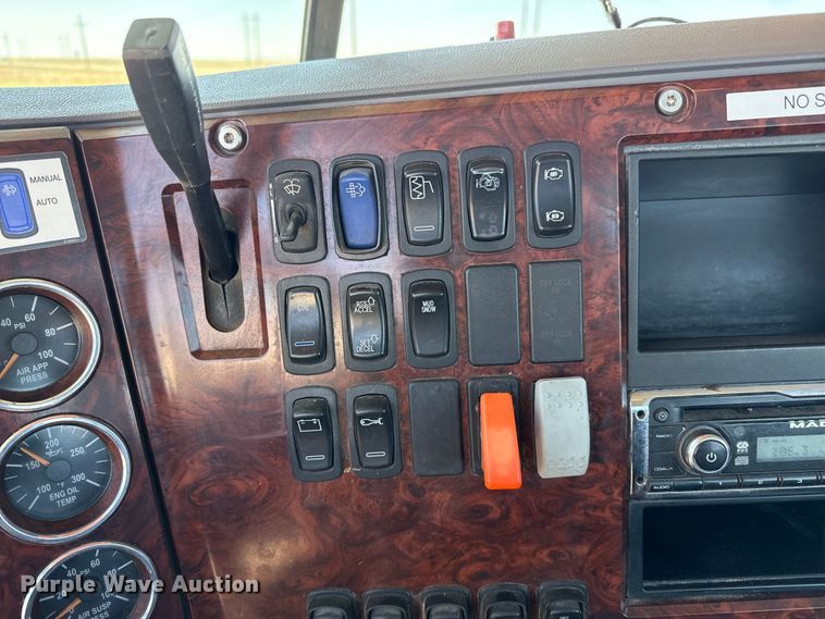 image for item FC2305 2015 Mack CHU613 semi truck