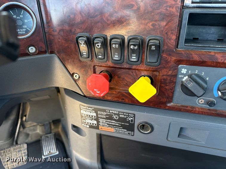 image for item FC2305 2015 Mack CHU613 semi truck