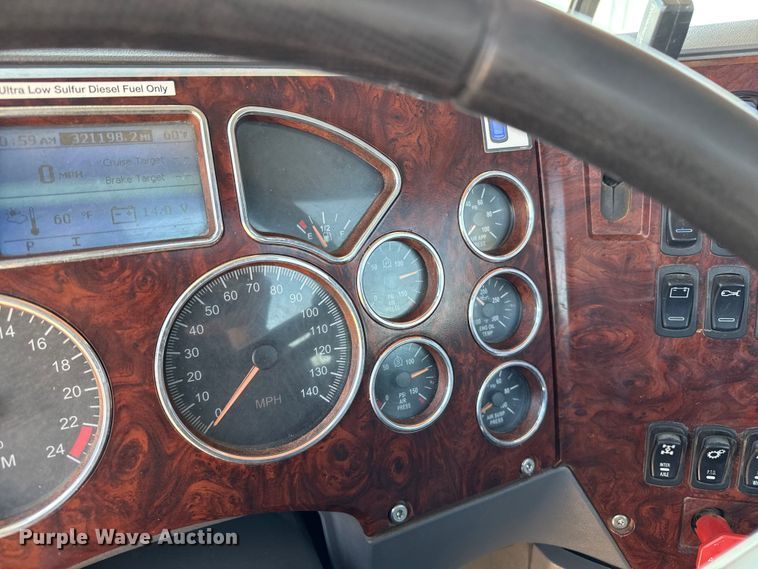 image for item FC2305 2015 Mack CHU613 semi truck