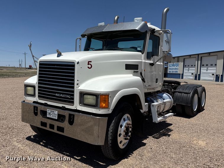 image for item FC2307 2012 Mack CHU613 semi truck