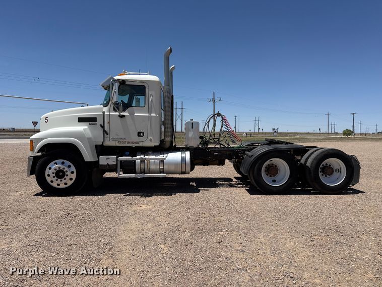 image for item FC2307 2012 Mack CHU613 semi truck