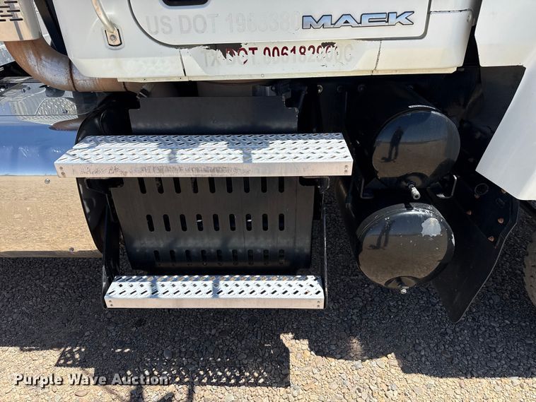 image for item FC2307 2012 Mack CHU613 semi truck