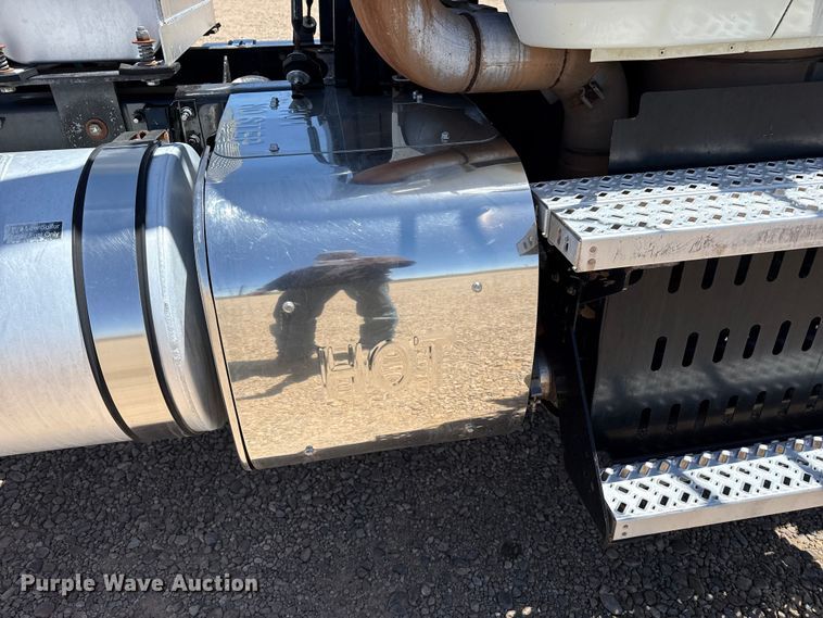 image for item FC2307 2012 Mack CHU613 semi truck