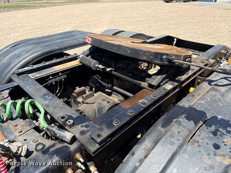 image for item FC2307 2012 Mack CHU613 semi truck