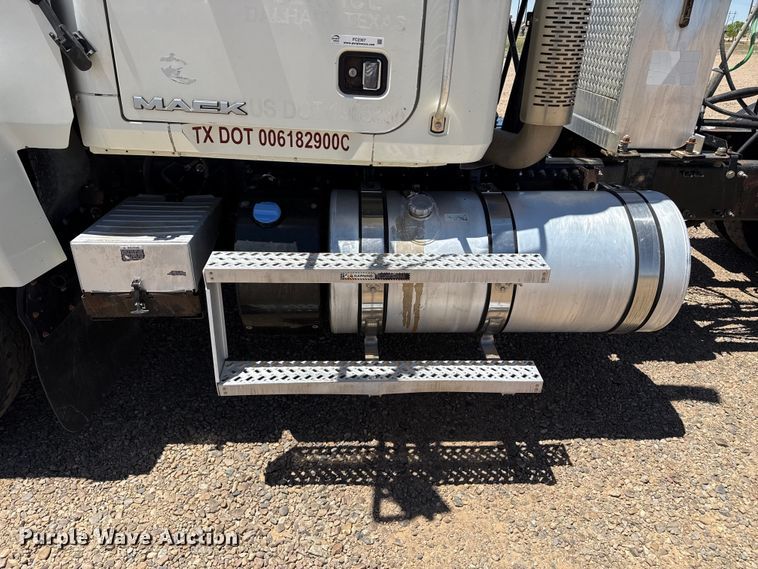 image for item FC2307 2012 Mack CHU613 semi truck
