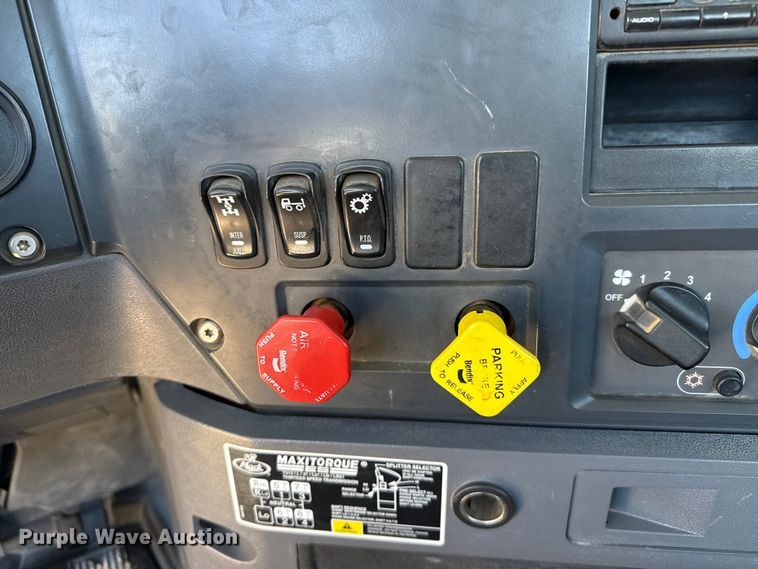 image for item FC2307 2012 Mack CHU613 semi truck