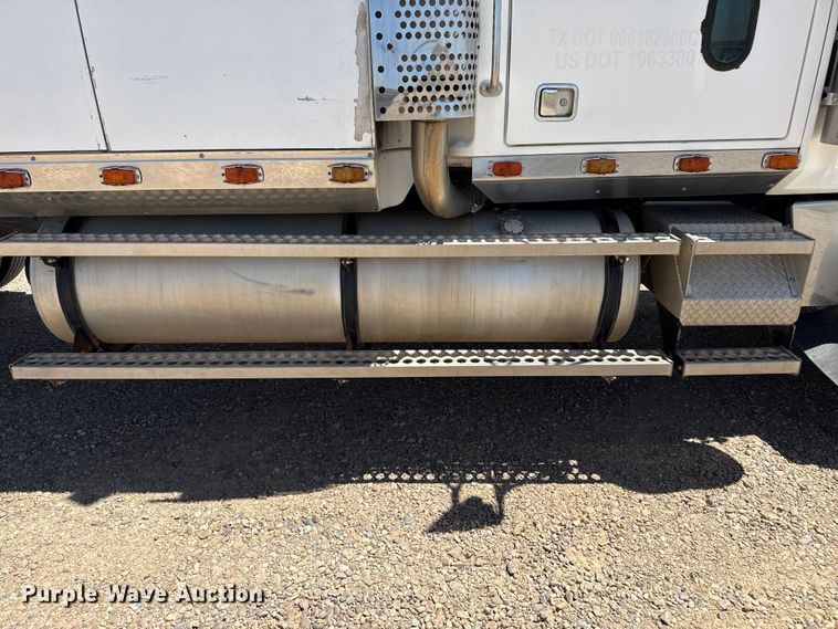 image for item FC2309 1999 Western Star 4964EX semi truck