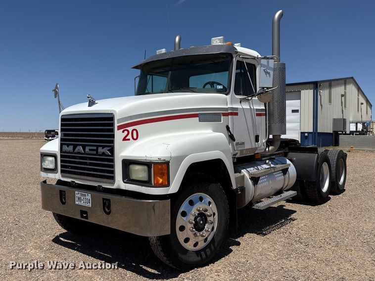 image for item FC2311 2001 Mack CH613 semi truck