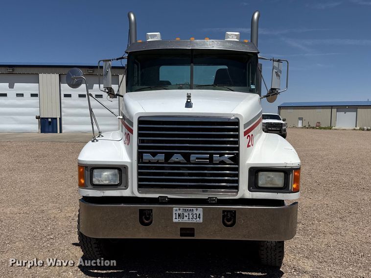 image for item FC2311 2001 Mack CH613 semi truck