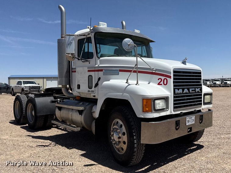 image for item FC2311 2001 Mack CH613 semi truck