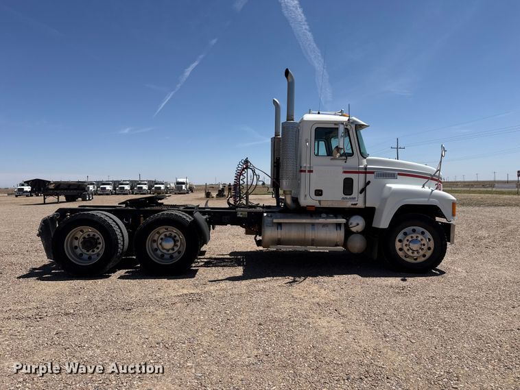 image for item FC2311 2001 Mack CH613 semi truck