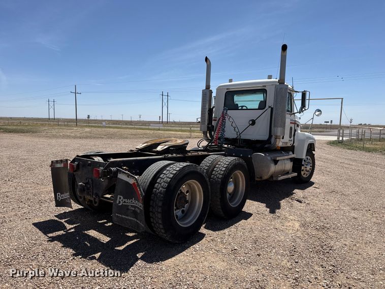 image for item FC2311 2001 Mack CH613 semi truck