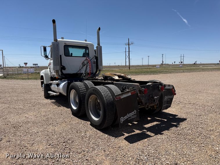 image for item FC2311 2001 Mack CH613 semi truck